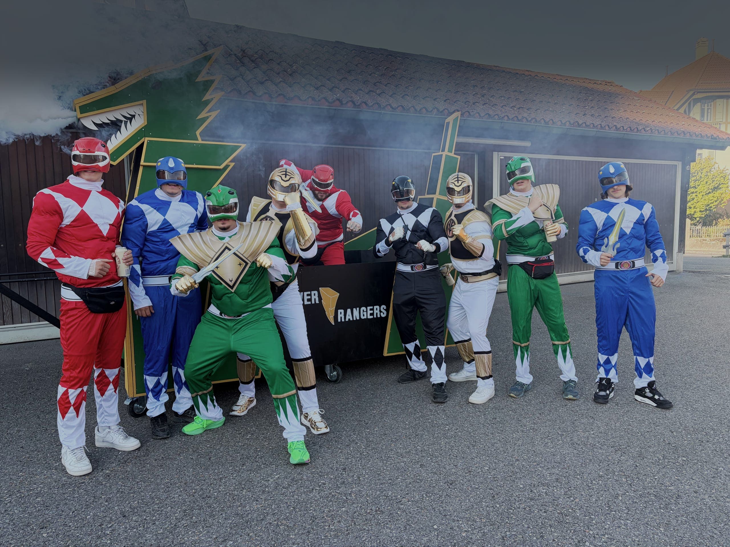 Das Spinnele Team als Power Rangers vor dem eigenen Drachenwagen am Dorfturnier Schwarzenburg 2026