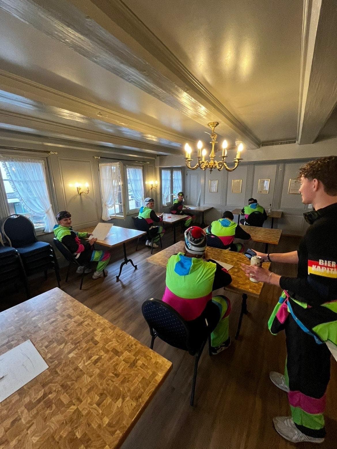 Das Team in den Trainern in einer Gaststube