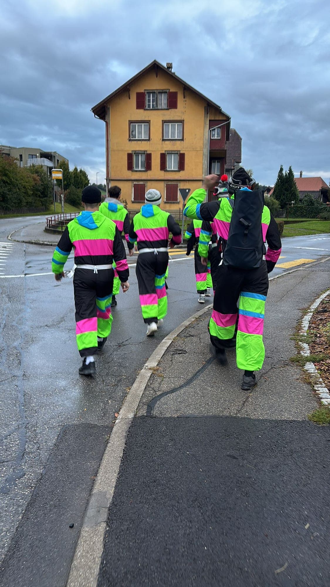 In den Trainern unterwegs durchs Dorf