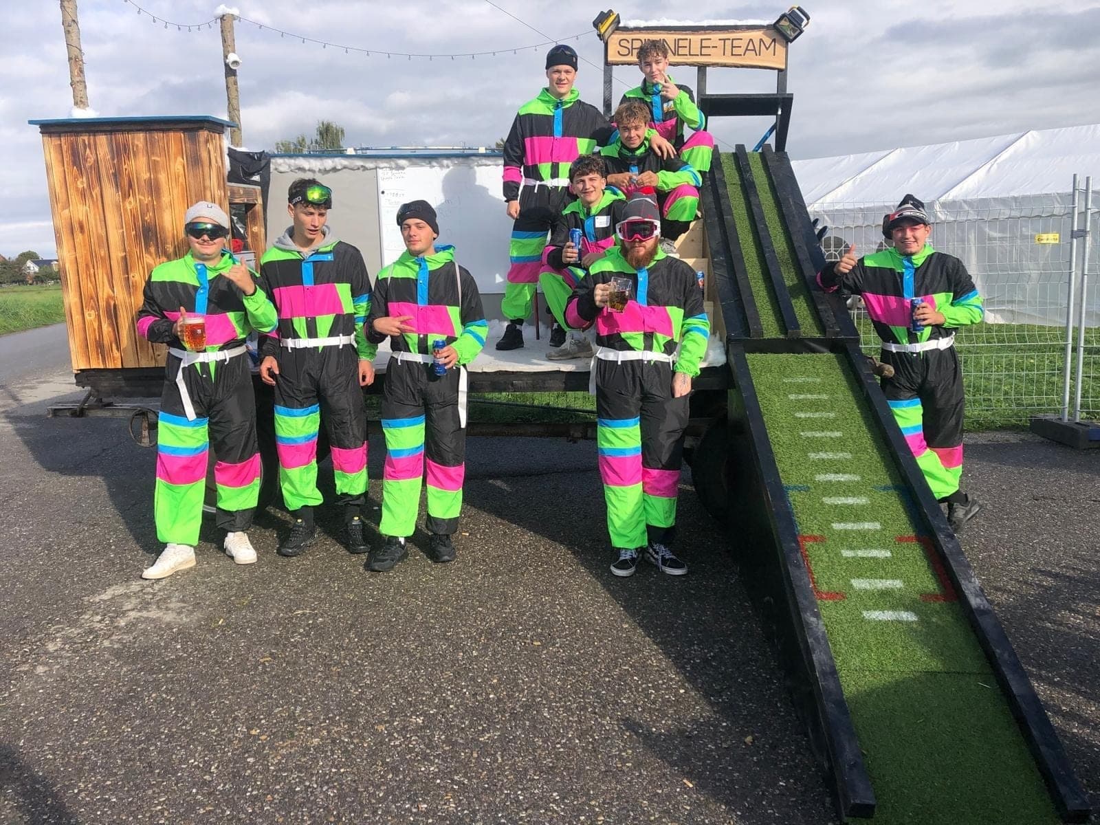 Das Spinnele-Team in den bunten Trainern vor der selbstgebauten Rampe