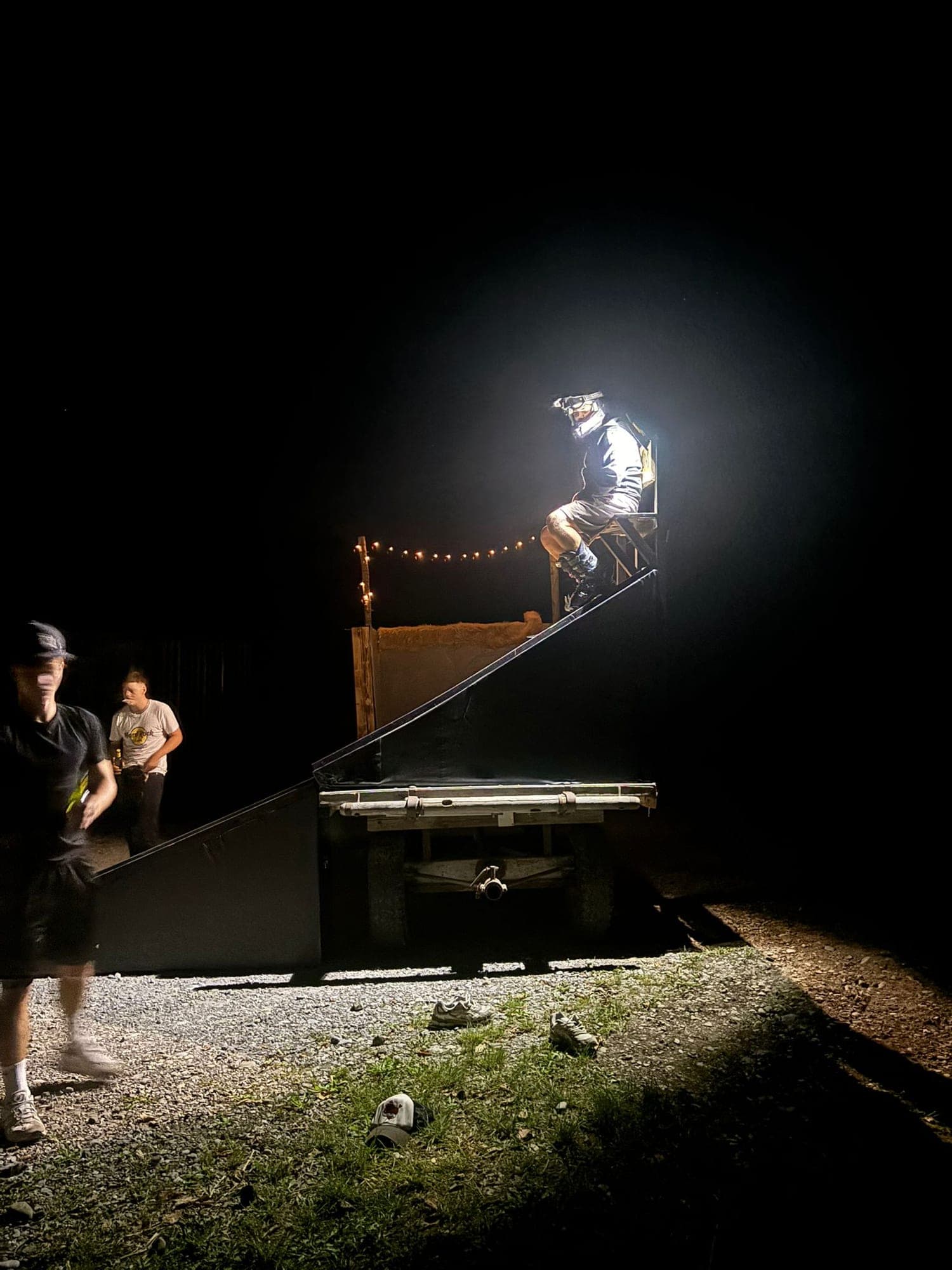 Nachts auf der Rampe im Scheinwerferlicht