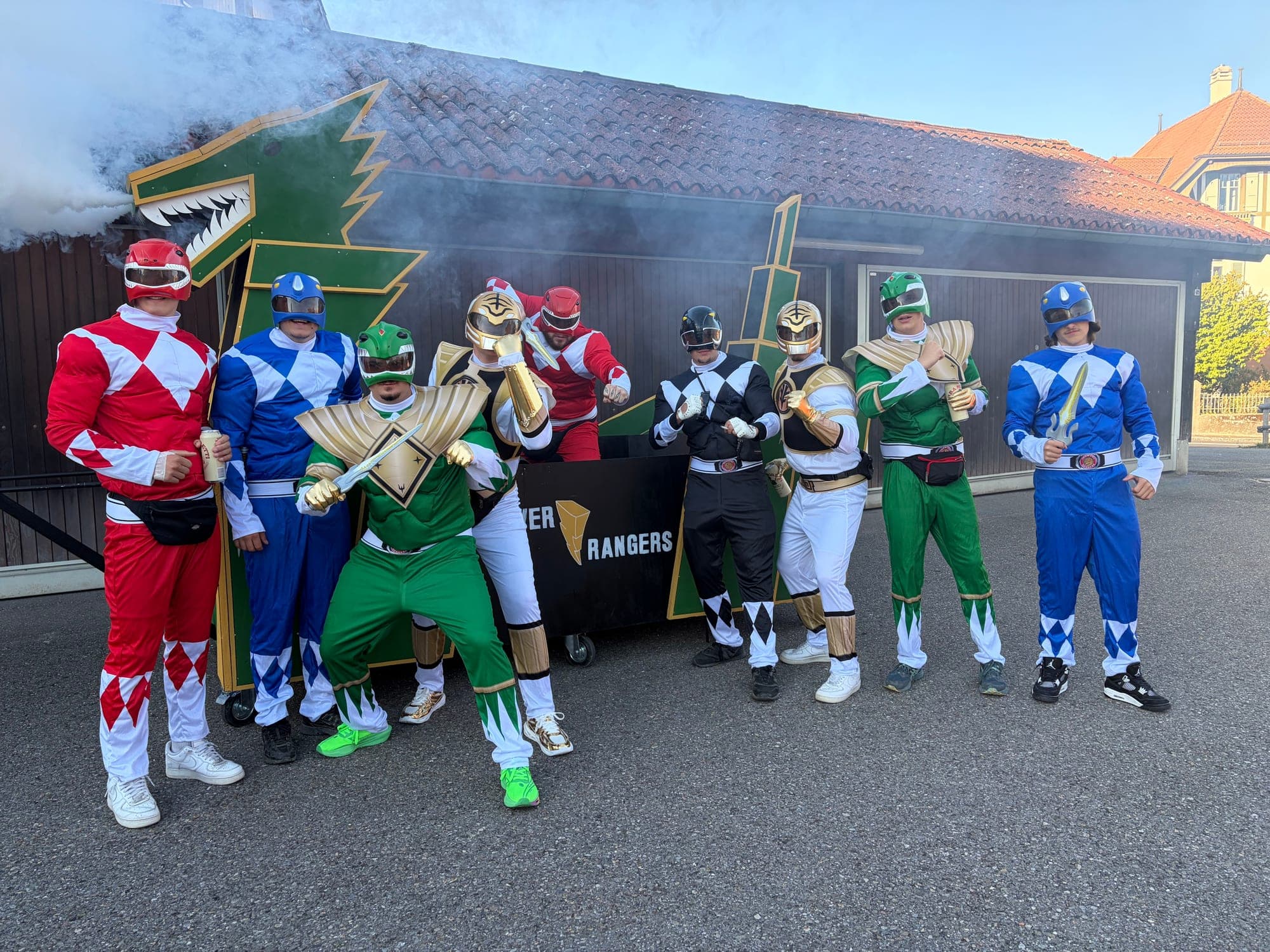 Das Spinnele-Team als Power Rangers vor dem Drachenwagen