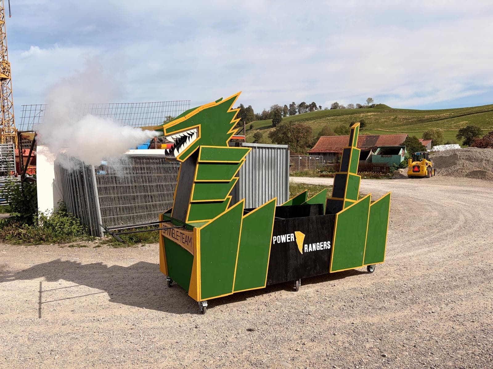 Der grüne Drachenwagen mit Rauch aus dem Maul
