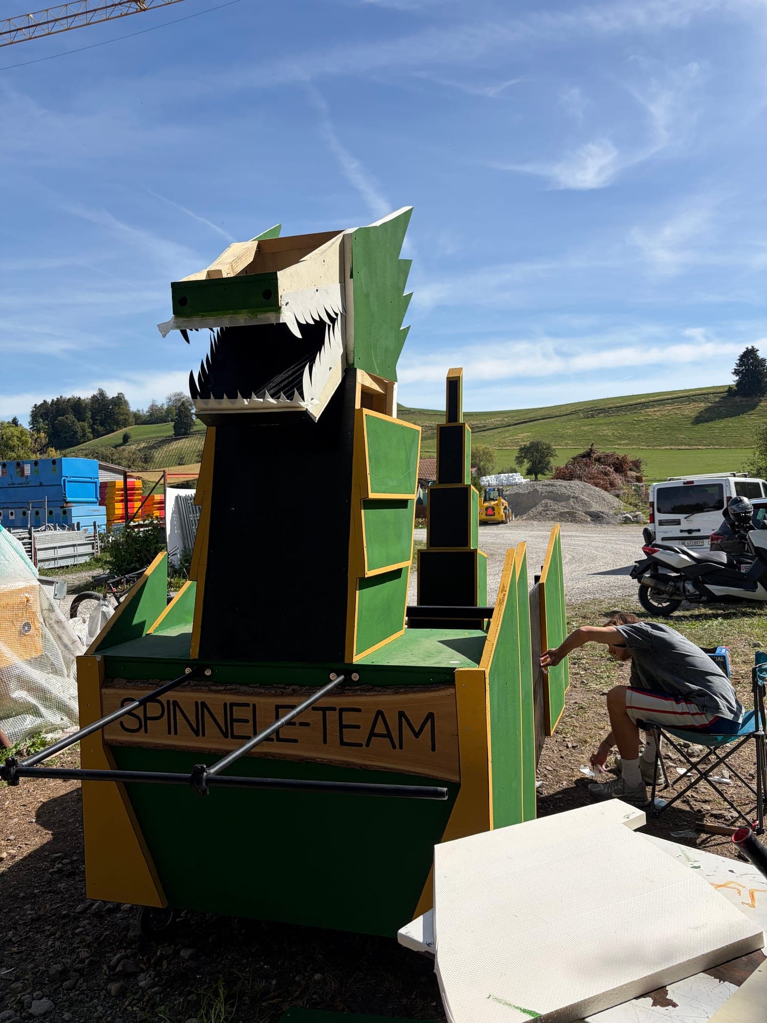 Der Drache mit dem Spinnele-Team-Schild auf dem Wagen