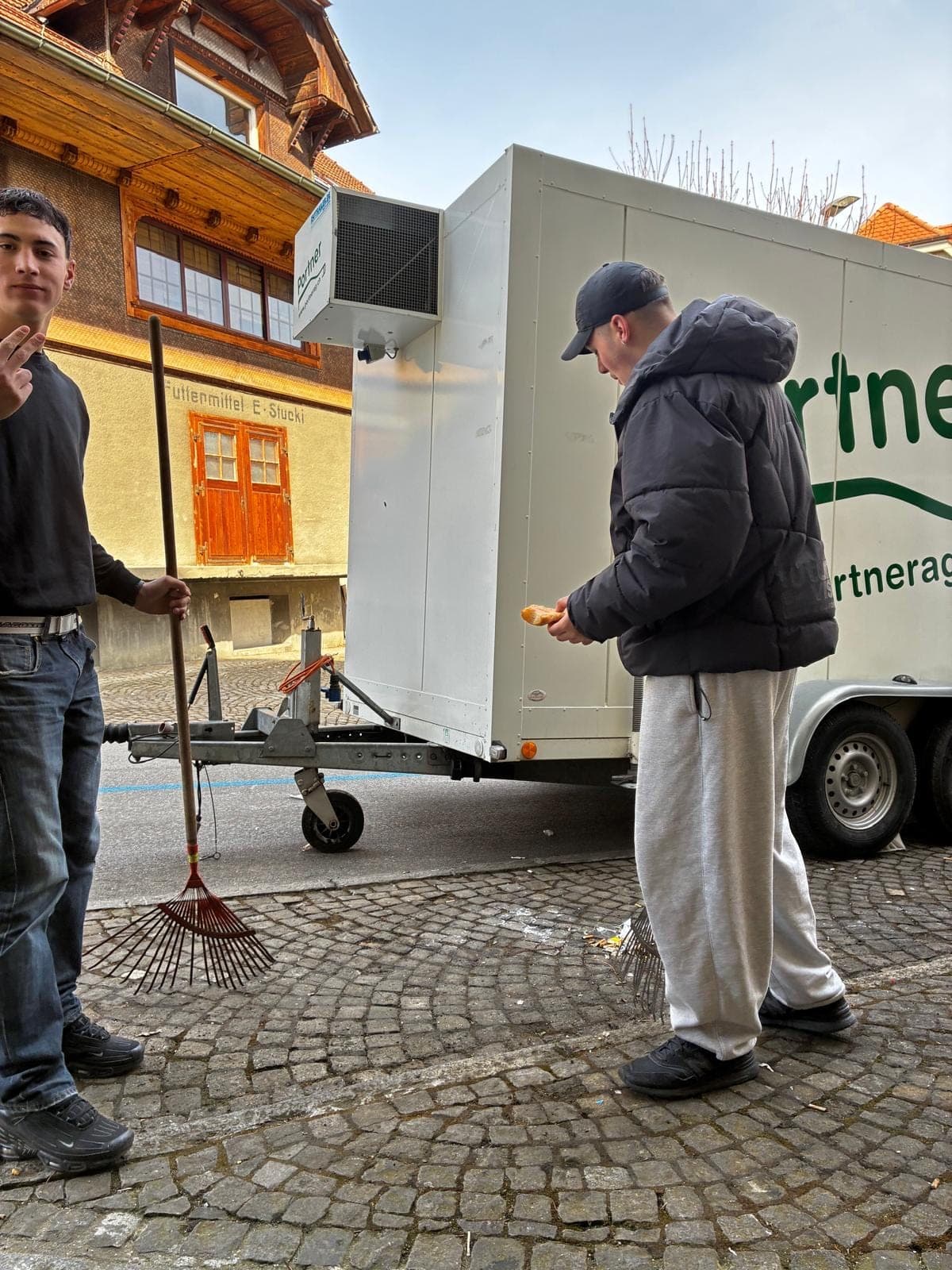 Aufräumen draussen vor dem Keller