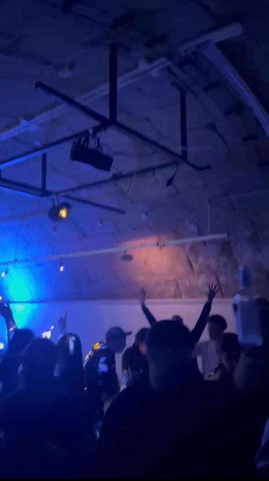 Hände in der Luft im blauen Licht