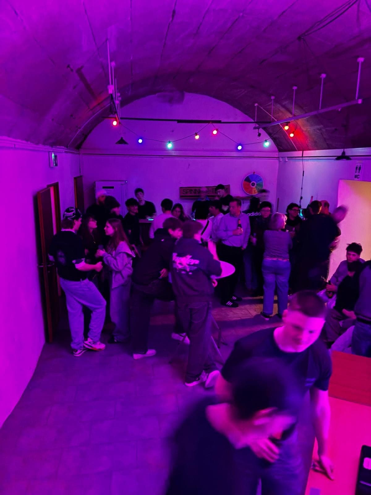 Volle Tanzfläche im pink beleuchteten Junkeren-Keller
