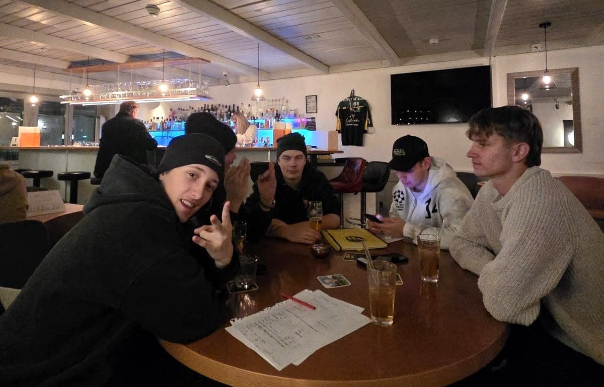 Ein paar von uns am Tisch in der Bar