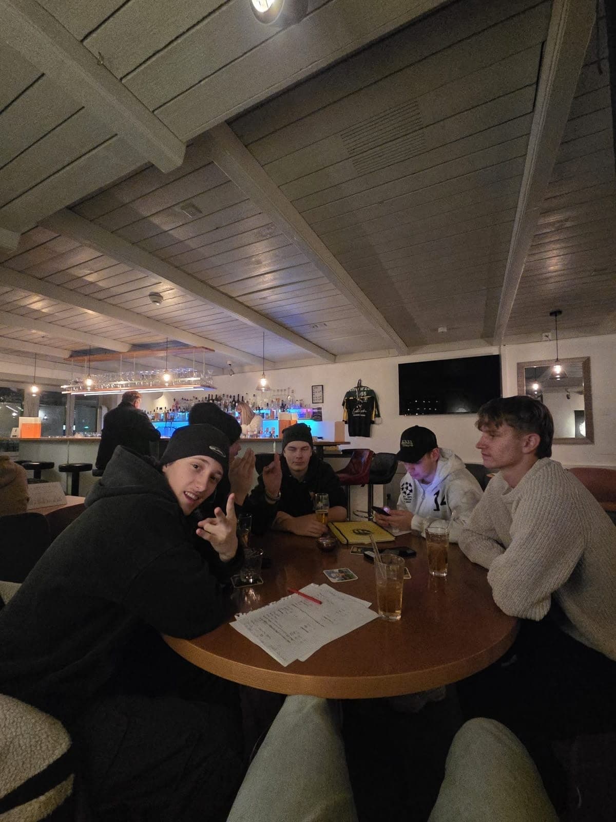 Zusammen am runden Tisch in der Bar