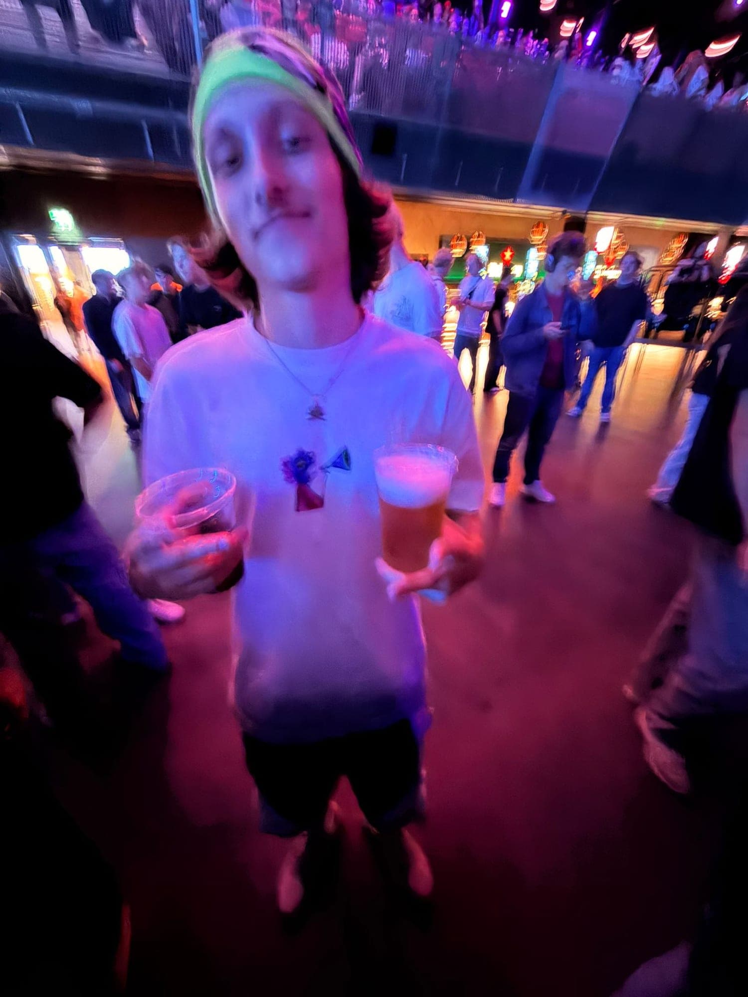 Mit Bier in der Hand an einer Party