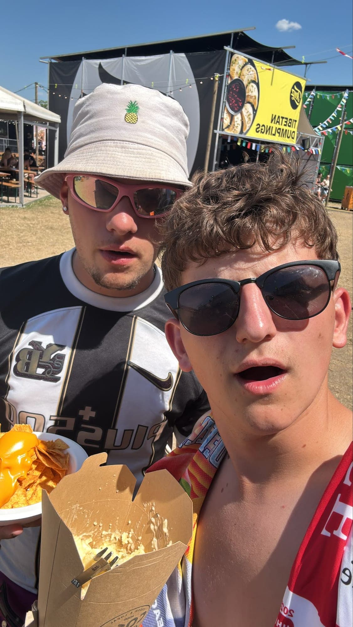 Selfie am Festival mit Hut und Sonnenbrille