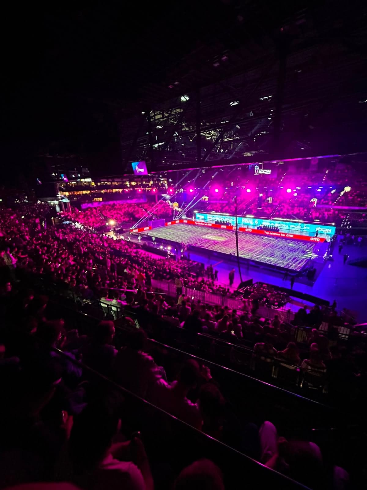 Die volle Halle in violettem Licht
