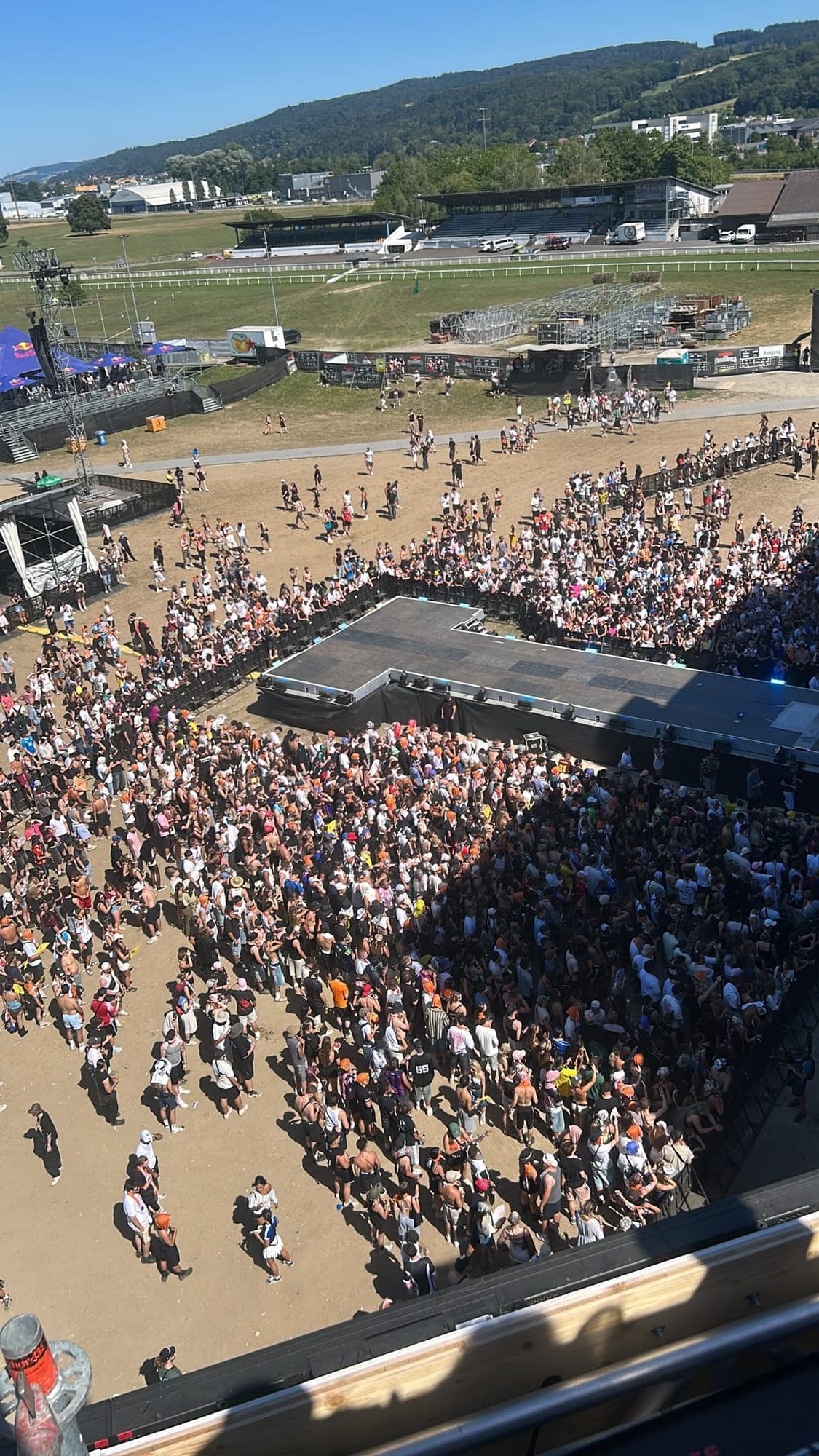 Blick von oben auf die Menge vor der Festivalbühne